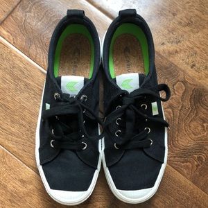 Cariuma Sneakers Size 7